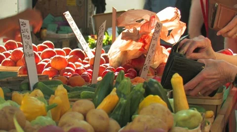 Transaction at a Farmers Market vegetable stand Stock Footage