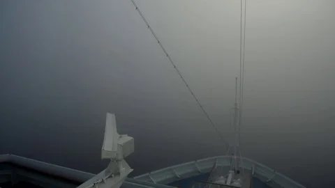 Transatlantic ship sounds the fog horn navigating in the ocean - Real audio 스톡 동영상 82358853