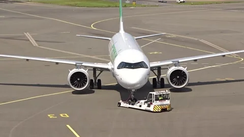 transavia airbus a321neo pushing back Stock Video Pond5