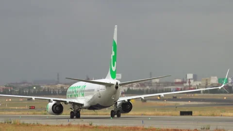 Transavia Boeing 737 800 seen from behind taxiing at Valencia airport Stock-Footage 337796926