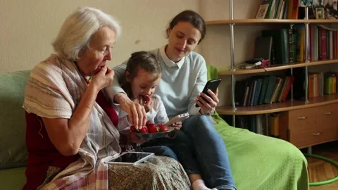 Transfer of impressions in communication using multimedia and digital devices Stock-Footage 204818267