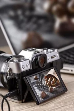 Transfer photos from camera to computer via cable. Foto stock