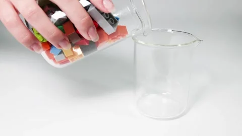 Transferring Colorful Blocks Between Jars 库存影片 291260559