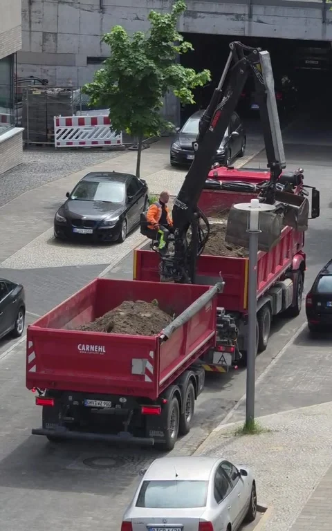Transferring soil from one dump truck bed to another Vidéo 338271318
