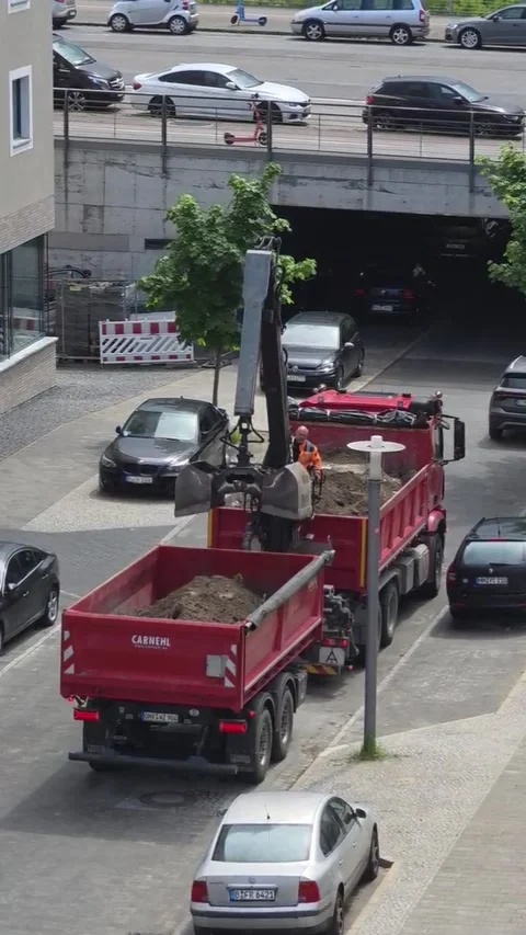 Transferring soil from one dump truck bed to another Vidéo 338271319