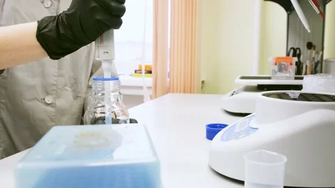 Transferring Solution with an Pipette Видео 150305688