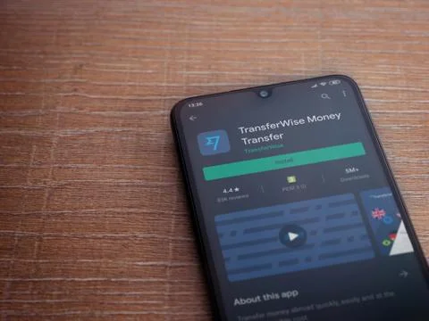 TransferWise app play store page on the display of a black mobile smartphone  Stock-Fotos