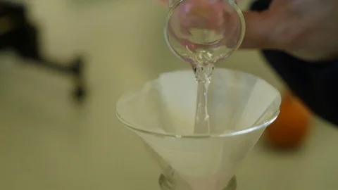 Transfusion of liquid from a glass into a container 库存影片 81695926