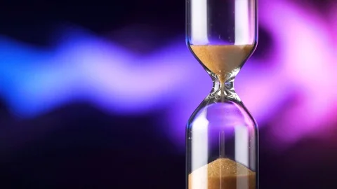 The transience of time. Hourglass on a colored background close-up 스톡 동영상 121509114