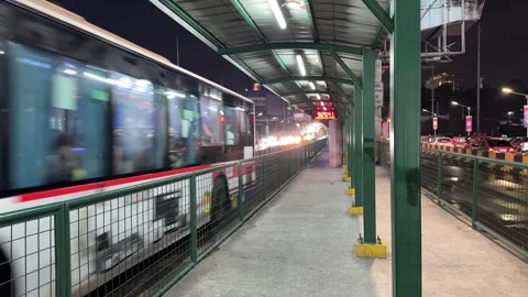 Transit bus arriving at EDSA Carousel station at night 4K 30fps 库存影片 337950401
