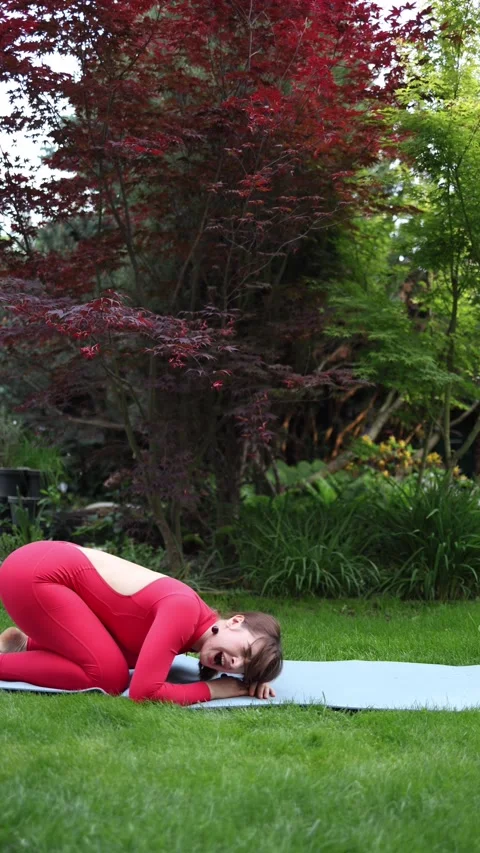 Transition from child pose to sleep 库存影片 336528772