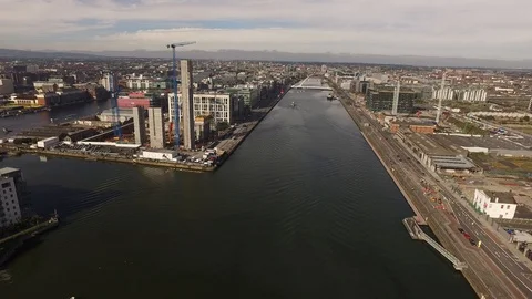 A transitioning Drone shot of the River Liffey, Dublin, Ireland. 스톡 동영상 99449036