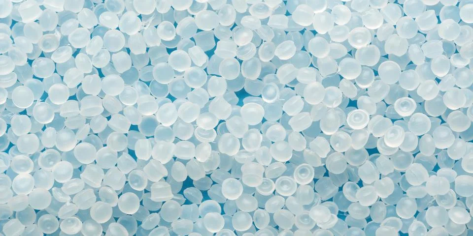 Translucent polymer pellets create clean blue banner background for recycling Foto stock