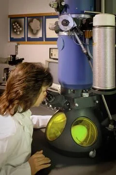  Transmission electron microscope Biologist at the CDC (Center for Disease... Stock Photos