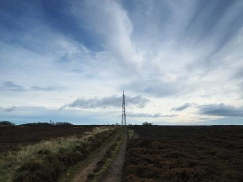 Transmitter mast on moors under brooding sky Foto stock