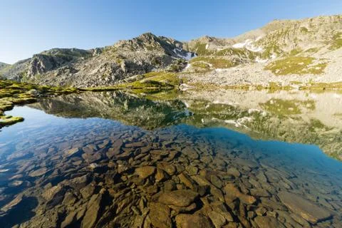 Transparent alpine lake Stock-Fotos