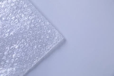 Transparent bubble wrap on gray background, top view. Space for text Foto stock