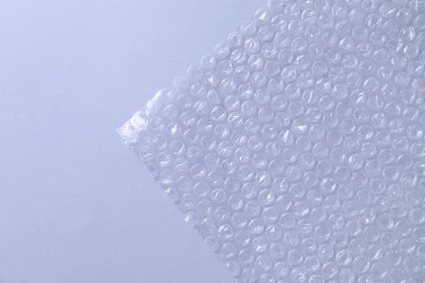Transparent bubble wrap on gray background, top view. Space for text Foto stock