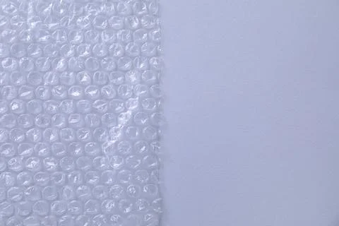 Transparent bubble wrap on gray background, top view. Space for text Foto stock