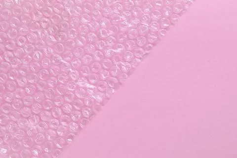 Transparent bubble wrap on pink background, top view. Space for text Foto stock