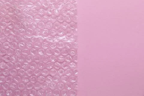 Transparent bubble wrap on pink background, top view. Space for text Foto stock