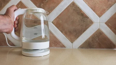 A transparent electric kettle on the table begins to boil. 库存影片 315532017