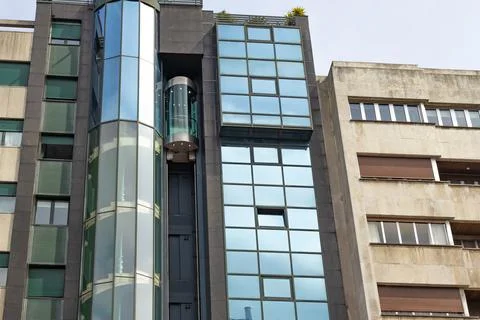 Transparent exterior building elevator 스톡 사진