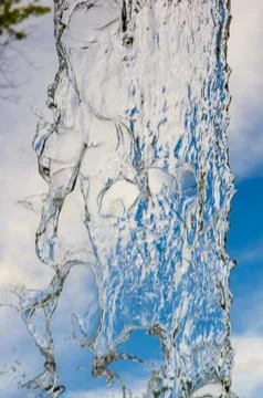 Transparent falling water vertical flows, close up Foto stock