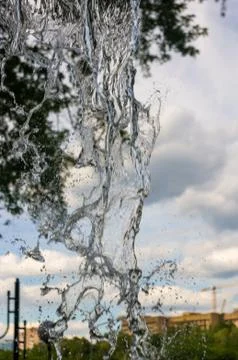 Transparent falling water vertical flows, close up Foto stock