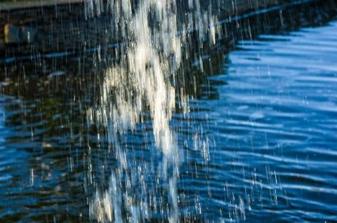 Transparent falling water vertical flows, close up Foto stock