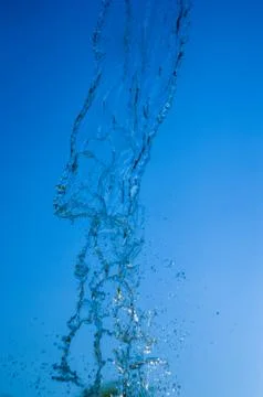 Transparent falling water vertical flows, close up Foto stock