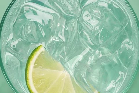 Transparent ice cubes lime refreshing cocktail 스톡 사진