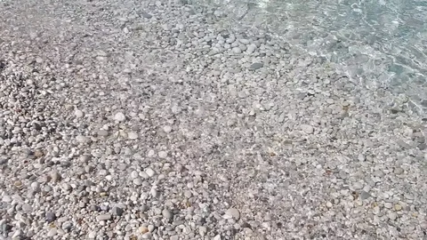 Transparent limpid sea on a white stone seashore. Vídeos de archivo 80532944