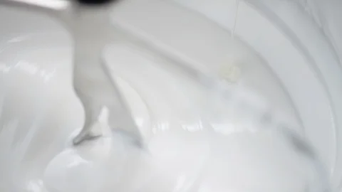 Transparent liquid is added into lab blender to a white cream Vidéo 100748524