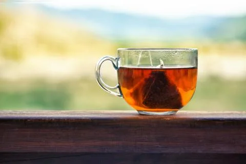 Transparent mug with triangular tea bag Foto stock
