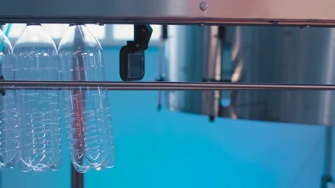 Transparent plastic bottles move on conveyor belt Stock-Footage 131844343