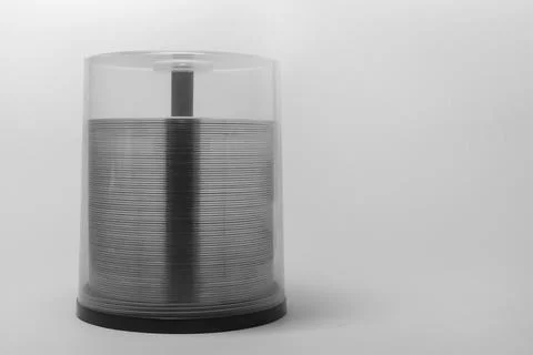 Transparent rim of cds in stack. storage box with blurry visible spindel un.. 库存照片