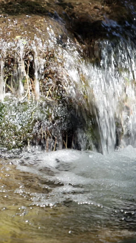 Transparent river water moving through a rocky streambed. Vídeos de archivo 336146162