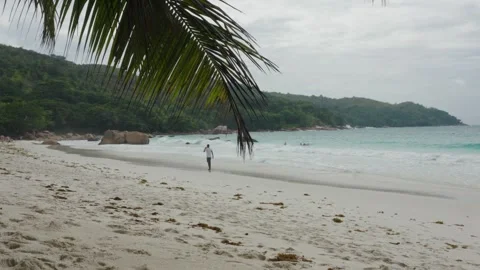 Transparent wave runs over the white sand of tropical beaches on an overcast day Видео 331505495