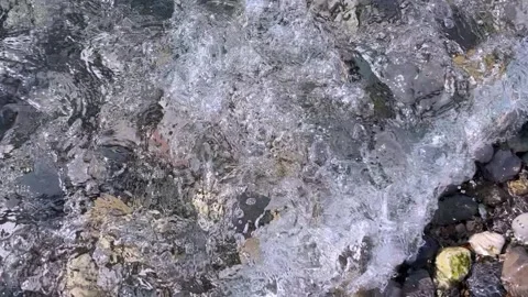 Transparent waves of Mediterranean sea move gently in shallow water Vidéo 332805735