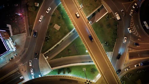 Transport interchange. Evening traffic. Ring road. Sochi Vidéo 98649805