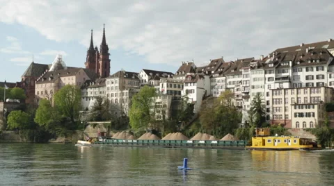 A transport ship passing by the cathedral in Basel Vídeo Stock 62104874