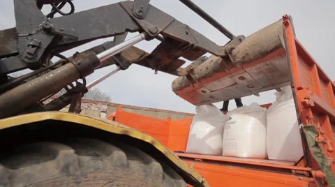 Transportation of fertilizers 動画素材 7374480