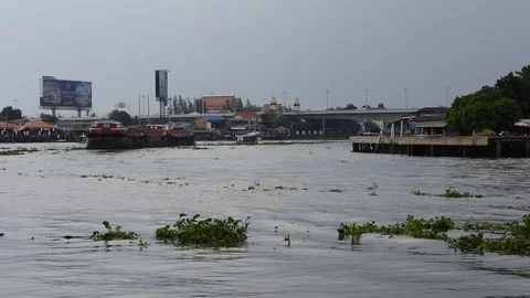 Transporter Cargo Ship Gets Pulled Around the Corner of the River 2 Video stock 89905179