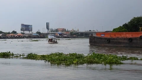 Transporter Cargo Ship Gets Pulled Around the Corner of the River Video stock 89905255