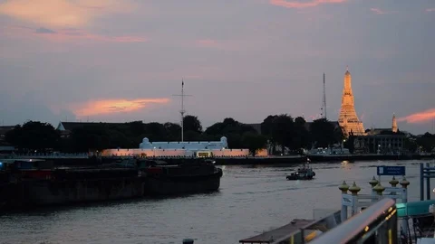 Transporter Cargo Ship Passes by the Wat Arun, Beautiful Sunset Video stock 90161665