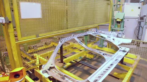 Transporter frame moves part of car shell at factory Vídeo Stock 24814535