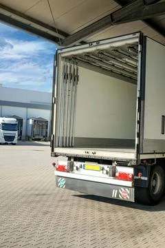  Transportgewerbe - offener Laderaum eines Lastkraftwagen - Heckansicht. D... Stock Photos
