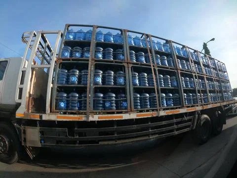 Transporting gallons of water Foto stock