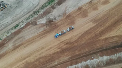 Transporting materials by Bottom Dump Trailer (aka Belly Dump or Clam Dump) Vídeo Stock 153808754